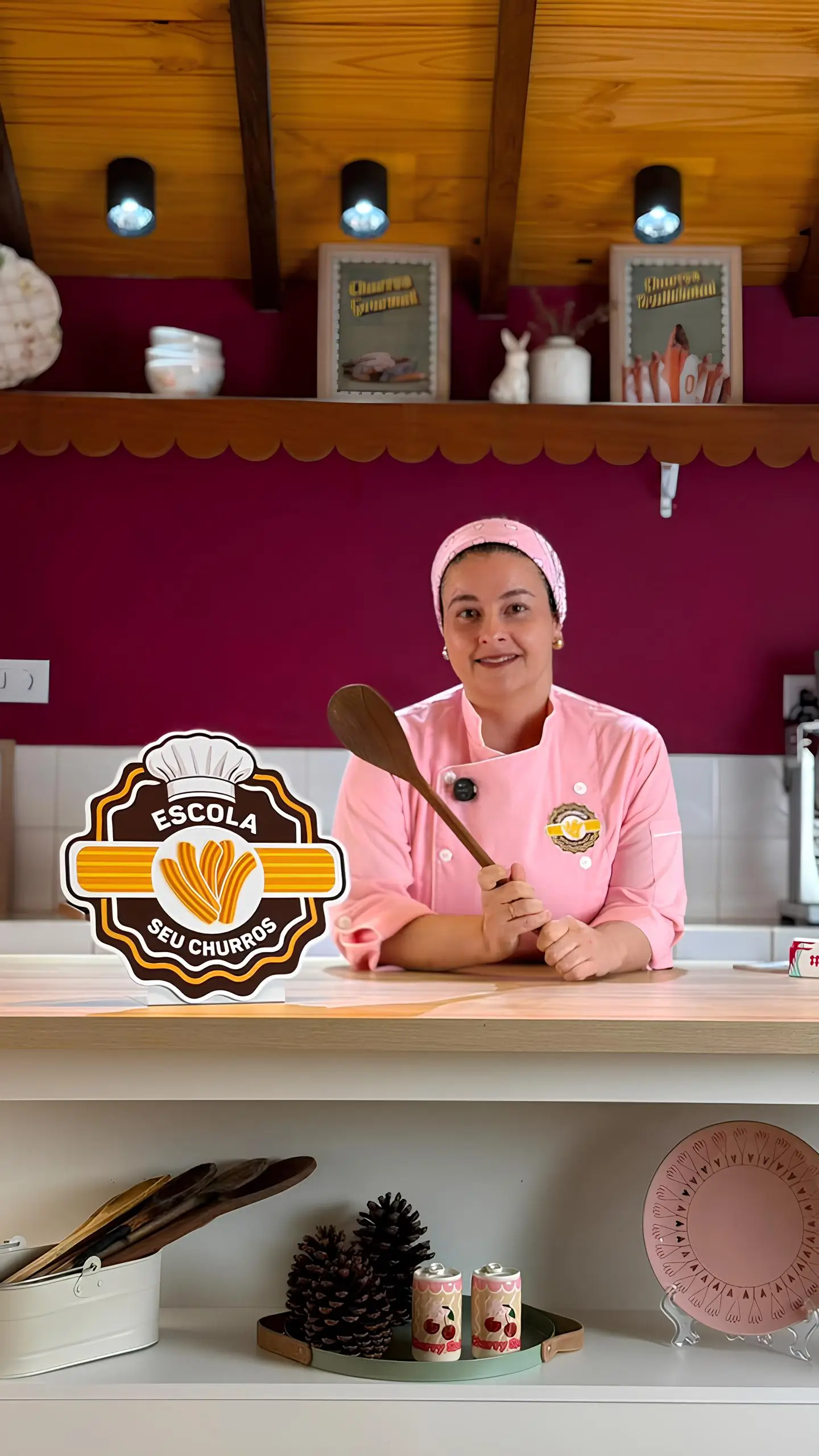 Mãos sovando a massa de churros