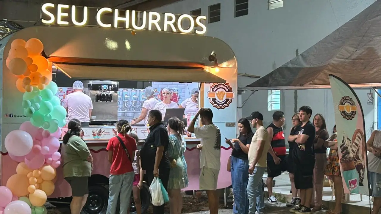 Trailer Seu Churros em operação em Matinhos